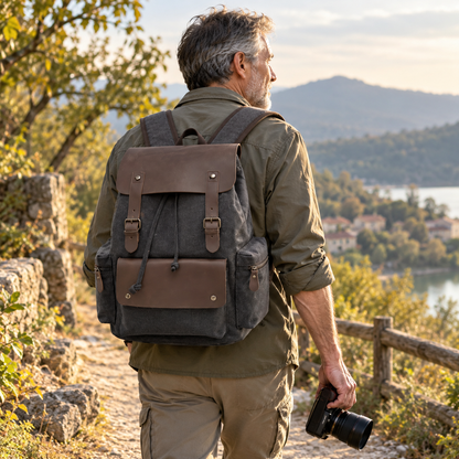 Oudere man met retro rugzak tijdens een wandeling
