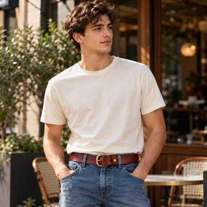 Jonge man draagt de riem met denim op een terras